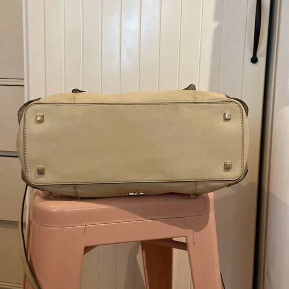 POUR LA VICTOIRE two tone 100% leather satchel with crossbody strap - Picture 6 of 16